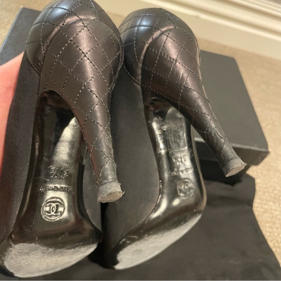 Chanel CC Logo Chain Black Quilted Leather Heels - Picture 10 of 10